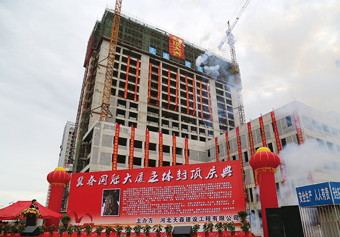 ²×Öݼ½´º´óÏÃÖ÷Ìå·â¶¥ÒÇʽʢ´ó¾ÙÐÐ